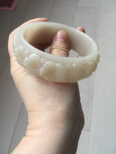 Load image into Gallery viewer, 61mm 100% natural light pink beige white Quartzite (Shetaicui jade) carved flowers bangle XY113