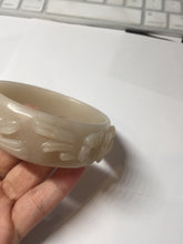 Load image into Gallery viewer, 61mm 100% natural light pink beige white Quartzite (Shetaicui jade) carved flowers bangle XY113