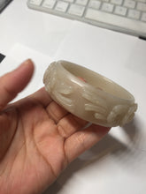 Load image into Gallery viewer, 61mm 100% natural light pink beige white Quartzite (Shetaicui jade) carved flowers bangle XY113