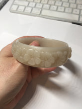 Load image into Gallery viewer, 61mm 100% natural light pink beige white Quartzite (Shetaicui jade) carved flowers bangle XY113