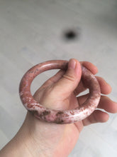 Load image into Gallery viewer, 58.9mm 100% natural Etruscan earth red round cut rose stone (Rhodonite)bangle XY76
