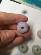 Load image into Gallery viewer, 16mm 100% natural light green/purple carved lotus jadeite jade beads K120
