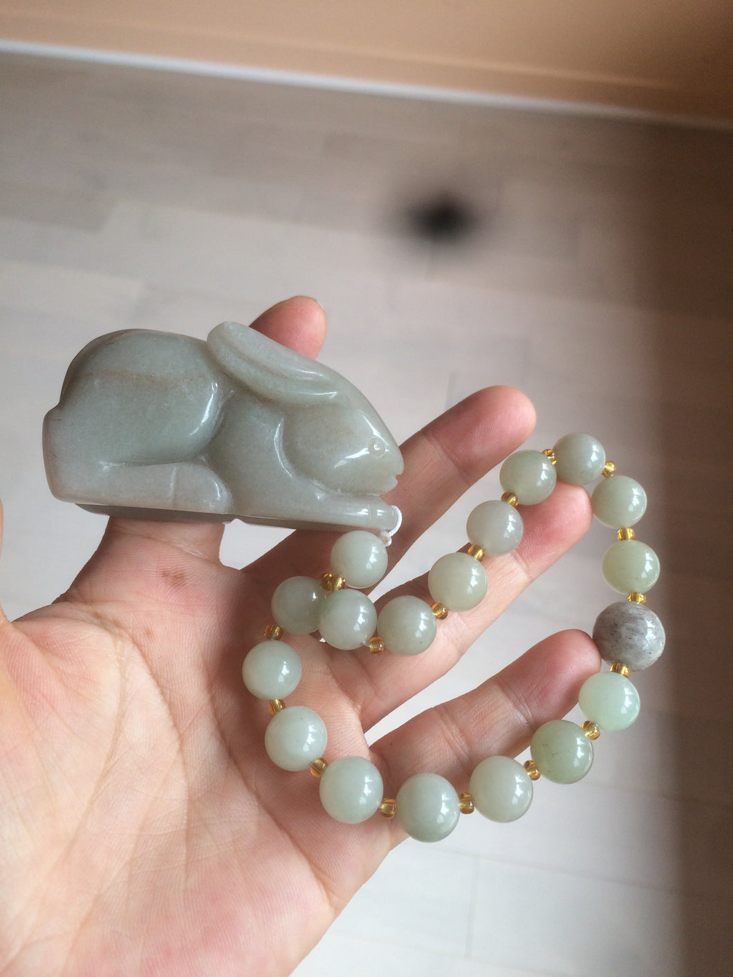 100% Natural light green/gray/black 3D bunny Quartzite Shetaicui Jade worry stone/desk decor with chain XY94