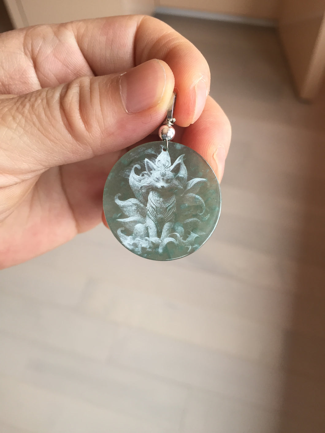 卖了 100% natural green/blue/gray Guatemala nine-tailed fox safe and sound jadeite jade pendant AU77