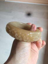 Load image into Gallery viewer, 58mm 100% natural sugar brown color carved flowers Quartzite (Shetaicui jade) bangle XY93
