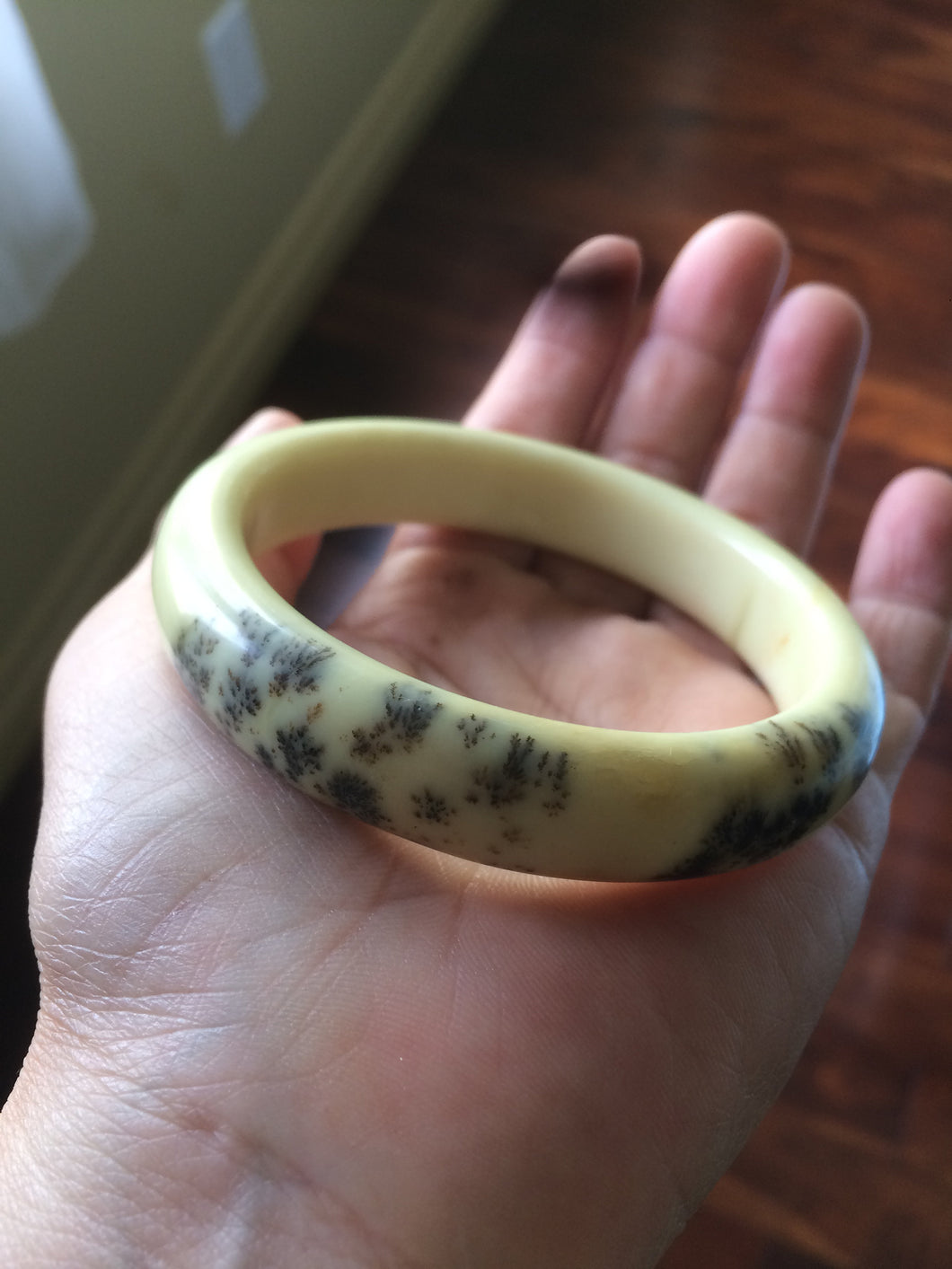 58.9mm100% Natural butter yellow with black floating wildflowers Xiu Jade Serpentine bangle T348